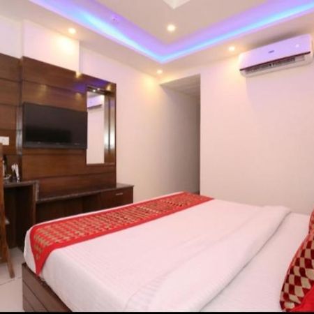 Hotel Silver Palm Zirakpur Esterno foto