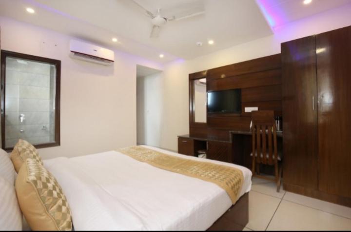 Hotel Silver Palm Zirakpur Esterno foto