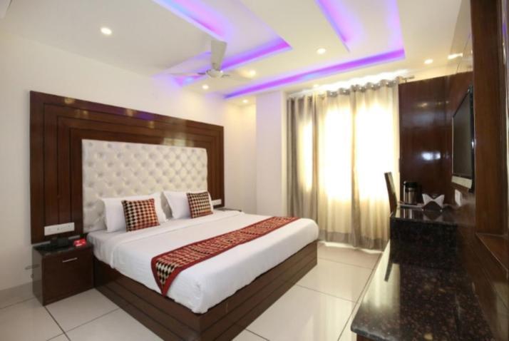 Hotel Silver Palm Zirakpur Esterno foto