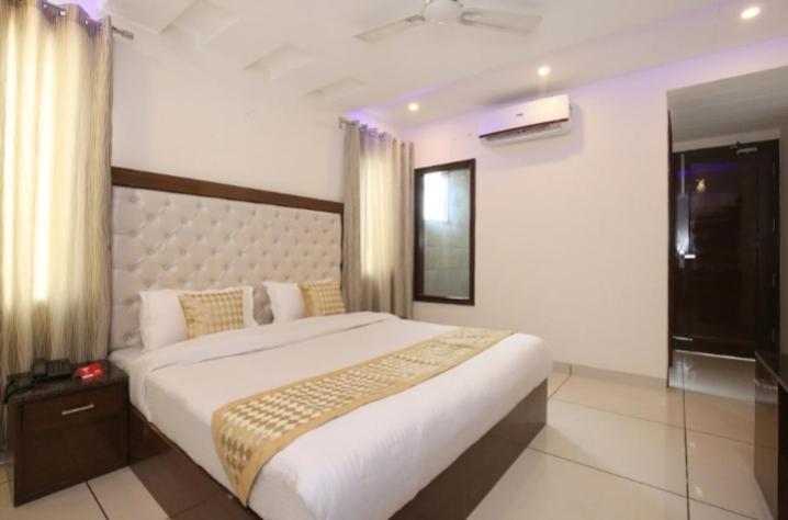 Hotel Silver Palm Zirakpur Esterno foto
