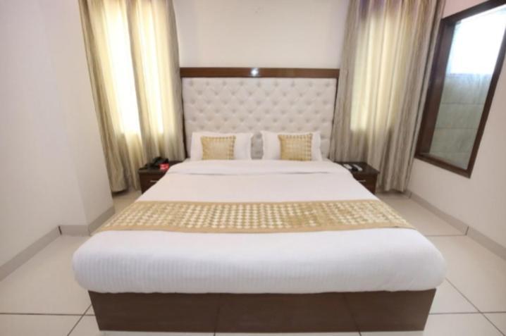 Hotel Silver Palm Zirakpur Esterno foto