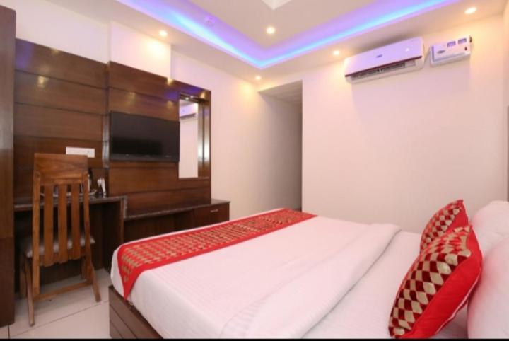 Hotel Silver Palm Zirakpur Esterno foto