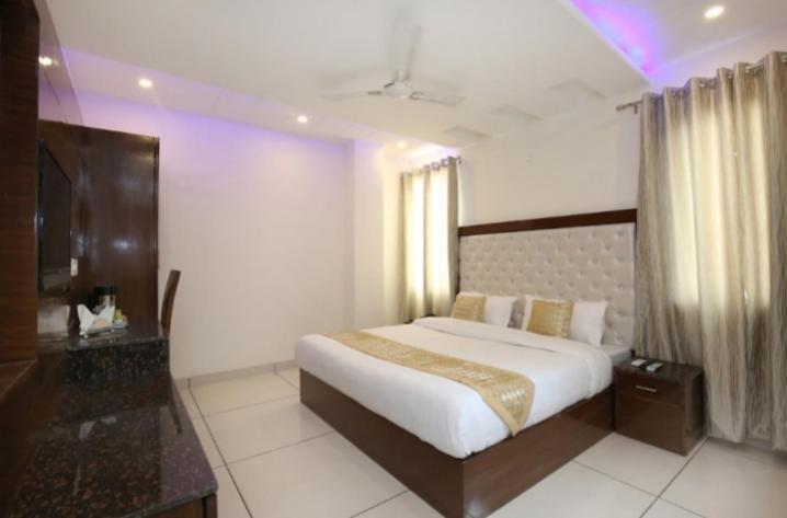 Hotel Silver Palm Zirakpur Esterno foto