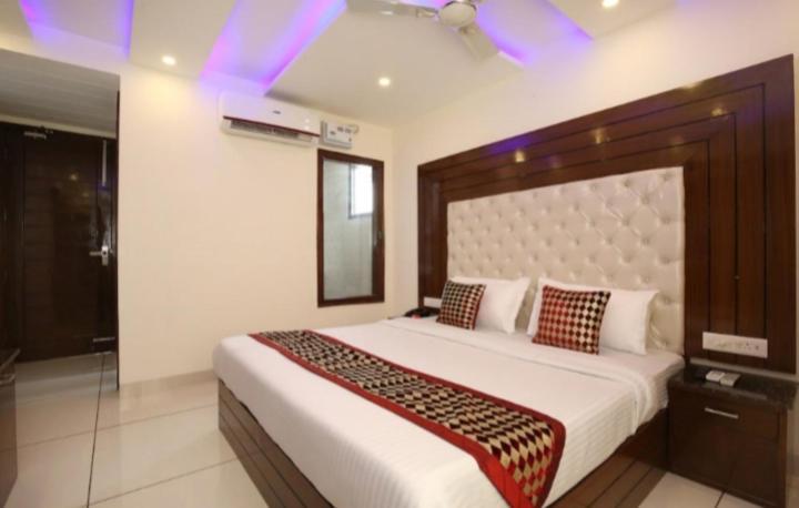 Hotel Silver Palm Zirakpur Esterno foto