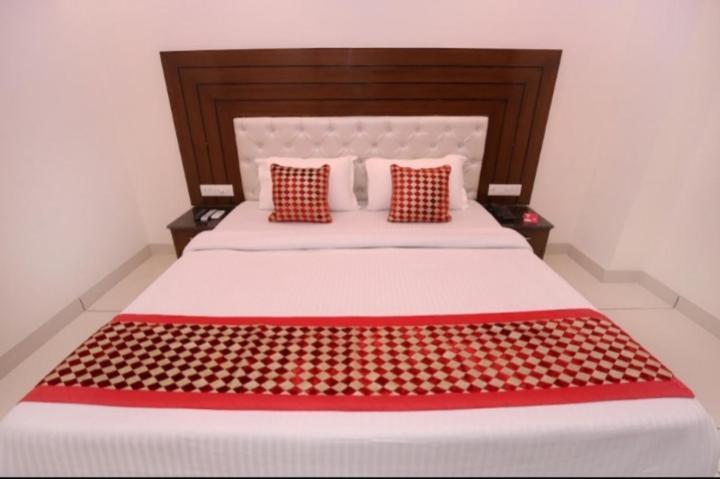 Hotel Silver Palm Zirakpur Esterno foto